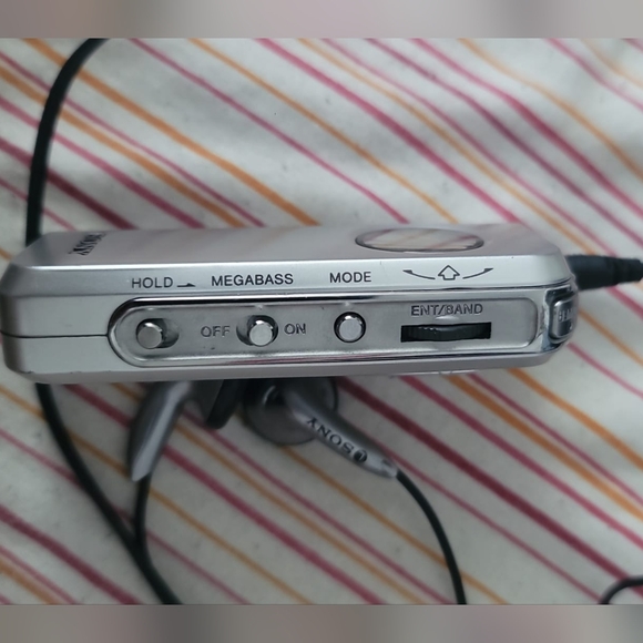 2005 Sony Walkman SRF-M97 FM AM LCD Pocket Radio w/ Headphones (working) - Picture 3 of 4